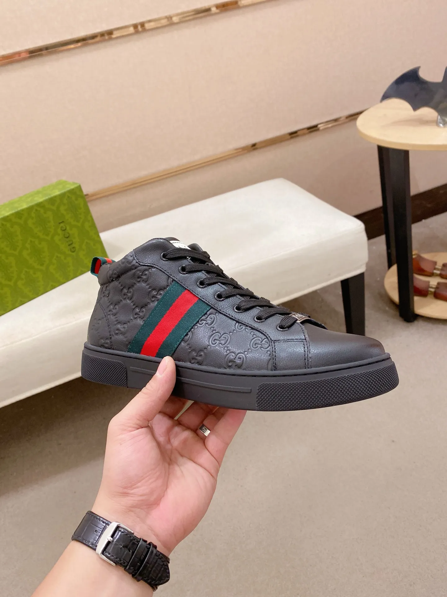 Factory price: 480💰 (GUCCI) The latest model from the official website 🎁🎁Casual and fashionable men's shoes👟, hot style 💥The version is simple and elegant, exclusive for trendy men. Unique official website latest brand elements 👑Gucci original decoration, fashionable and generous, the fabric is original cowhide ✅sheepskin lining, the official website specifies wear-resistant casual outsole, the classic model is taken in kind at the counter🎬38-44 (45 is not returned or exchanged)